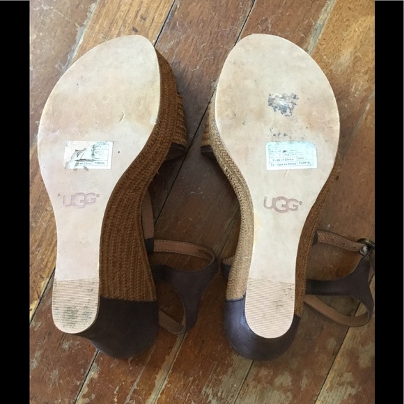 UGG SZ 7.5 T STRAP WEDGE SANDALS RATTAN & SUEDE - Picture 4 of 5